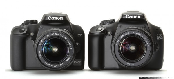 EOS 1100D ด้านซ้าย มีขนาดใหญ่กว่า EOS 1000D ด้านขวาเล็กน้อย