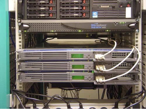 server ที่เป็นที่รวมของ เว็บต่างๆ อยู่ที่บริษัทเช่น CAT, CS Lox