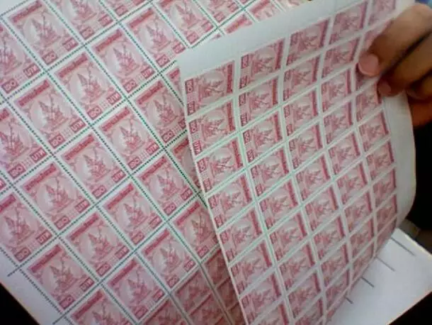 stamp อากรสแตมป์จำนวนมากที่น้อง admin ต้องติดแนบสัญญาสำหรับโปรเจ็คราคาสามล้านบาท ถ้าใช้น้ำลายก็คงเกลี้ยงปากพอดี