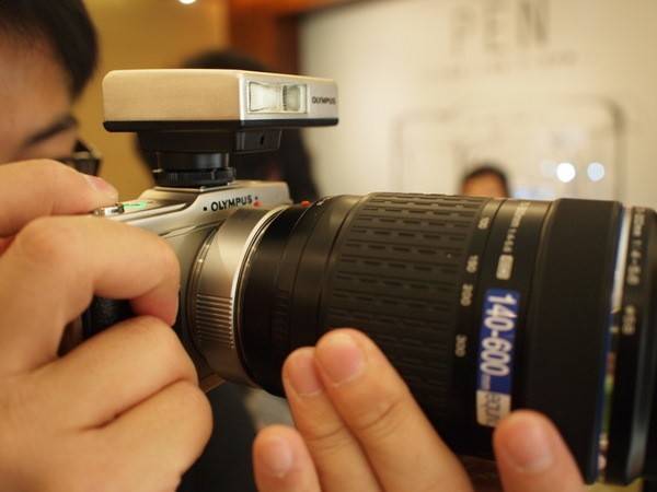 olympus E-P1 แบบพร้อมรบด้วย flash และ tele zoom lens