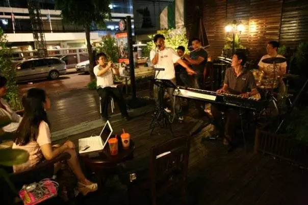 wawee-ihear-02 วง iHear ที่ร้านกาแฟ Wawee ช่วงหน้าฝน พร้อมนักดนตรีหลากหลายเป็นความลุ้นที่น่าประทับใจ