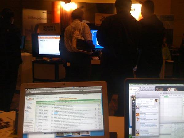 ทางทีมงาน @pronprom เตรียมบูทไว้ให้ผมด้วย เลยตั้ง Mac 2 ตัวประจัดบูท Microsoft