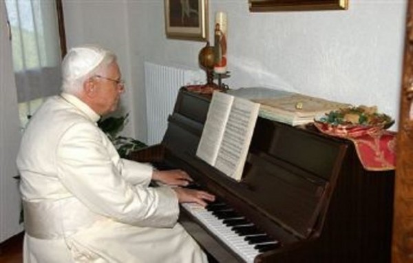 ตัวอย่างมือเปียโนที่เล่นในโบสต์นั้นจะมีความเป็นนักดนตรีเข้มข้นกว่าความเป็นศิลปิน