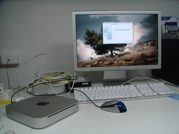 กำลัง install mac-mini ใหม่ ส่วนเครื่องเก่ากลายเป็นที่วางสายไฟซะแล้ว :P