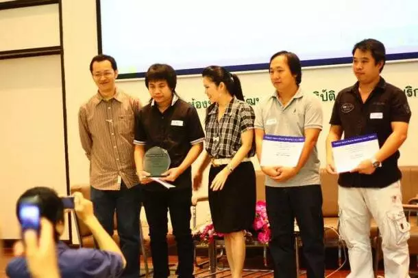 แช้มป์และรองแช้มป์ SEO รับรางวัลจากผู้แทน ททท. เป็น package ต่างๆมูลค่านับแสน ส่วนโซวบักท้งคนริมซ้ายใส่แว่น แช้มป์และรองแช้มป์ SEO รับรางวัลจากผู้แทน ททท. เป็น package ต่างๆมูลค่านับแสน ส่วนโซวบักท้งคนริมซ้ายใส่แว่น
