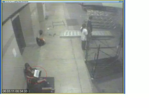Macbook เป็น โน้ตบุคที่ identify ง่ายใน CCTV เพราะแวววาวและมีจุดสว่างตรา Apple ด้านหลัง Macbook เป็น โน้ตบุคที่ identify ง่ายใน CCTV เพราะแวววาวและมีจุดสว่างตรา Apple ด้านหลัง