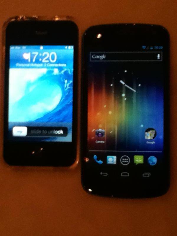 ขนาดจอ Galaxy Nexus  ลองเอาขอบจอด้านบนมาทาบกับพบว่าใหญ่กว่า  iPhone 4 เกือบนิ้ว