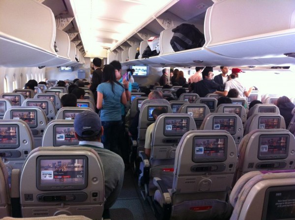 ผังที่นั่งชั้นประหยัดของ A380 ครับ แบ่งเป็น 3 - 4 - 3 แถวนึงมีสิบคนพอดี