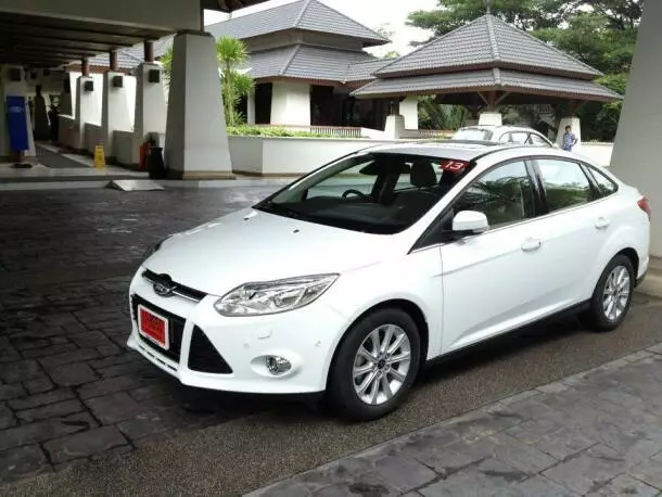 focus 2.0 GDI จอดเด่นอยู่หน้าโรงแรม รุ่น 4 ประตูล้อจะไม่สวยเท่า 5 ประตู focus 2.0 GDI จอดเด่นอยู่หน้าโรงแรม รุ่น 4 ประตูล้อจะไม่สวยเท่า 5 ประตู