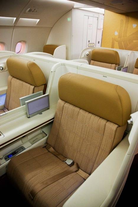 A380 ที่นั่งกว้าง 26.5 นิ้ว มีระยะห่าง 83 นิ้ว และมี TV 23 นิ้วด้านหน้า