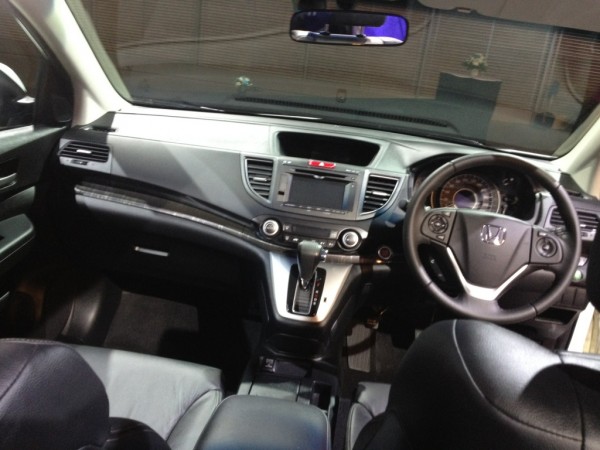 Honda CRV บริเวณ console ดูได้สไตล์ฮอนด้าเช่นเดิม มาตรวัดใหญ่มาก