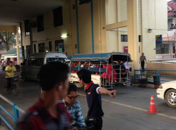 รถรับส่งนักเรียน กลางวันมาเรียนที่ไทย ตกเย็นก็พาเด็กข้ามแดนกลับพม่า